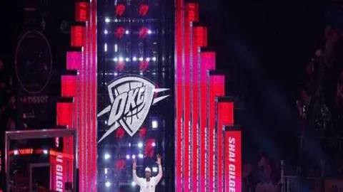 迷你拳王争霸战：克拉佐与卡诺的WBA／WBO巅峰对决